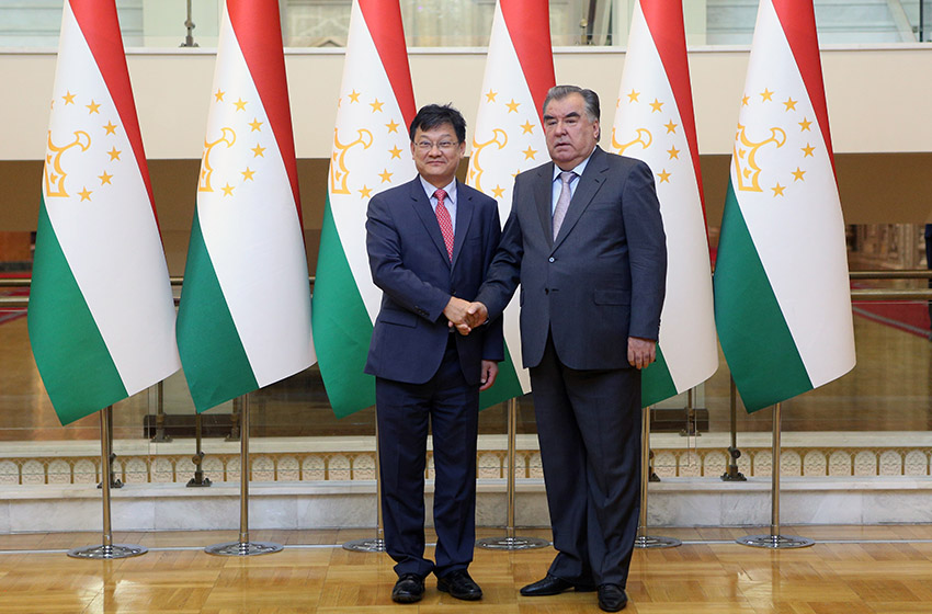 President Emomali Rahmon Receives ADB Vice-President Shixin Chen