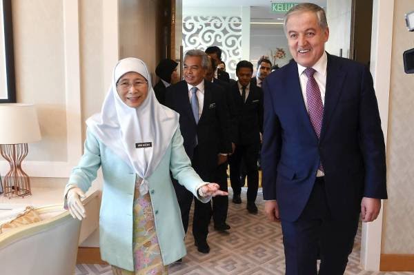 Meeting of the Minister of Foreign Affairs of Tajikistan with the Deputy Prime Minister of the Malaysia