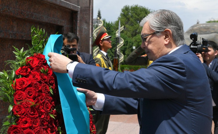 President of Kazakhstan Lays a Wreath at the Ismoili Somoni Monument in Dushanbe